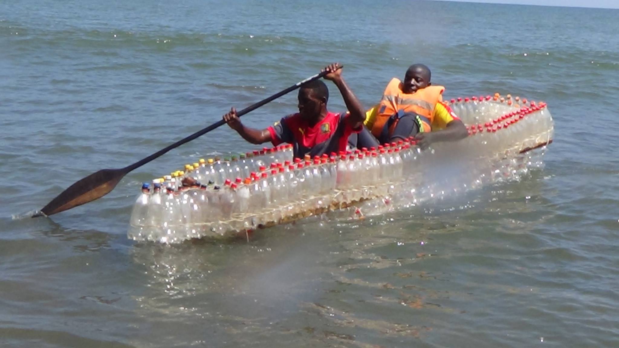 Justitie Rechtdoor Blind Deze vissersboten in Kameroen zijn gemaakt van duizenden plastic flessen -  BrightVibes