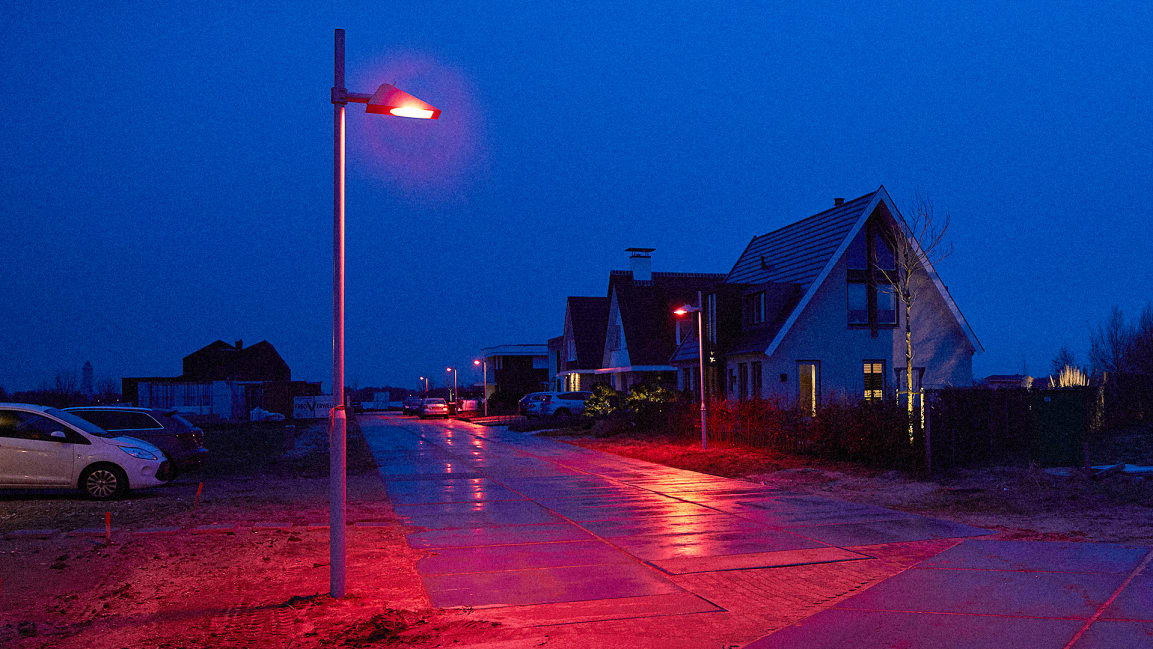 Bat-friendly Streetlights - fledermausfreundliche Strassenbeleuchtung -  Zuidhoek Nieuwkoop nahe dem Naturschutzgebiet Nieuwkoopse Plassen nutzt rotes  Licht - für Menschen sicher, für Fledermäuse dunkel