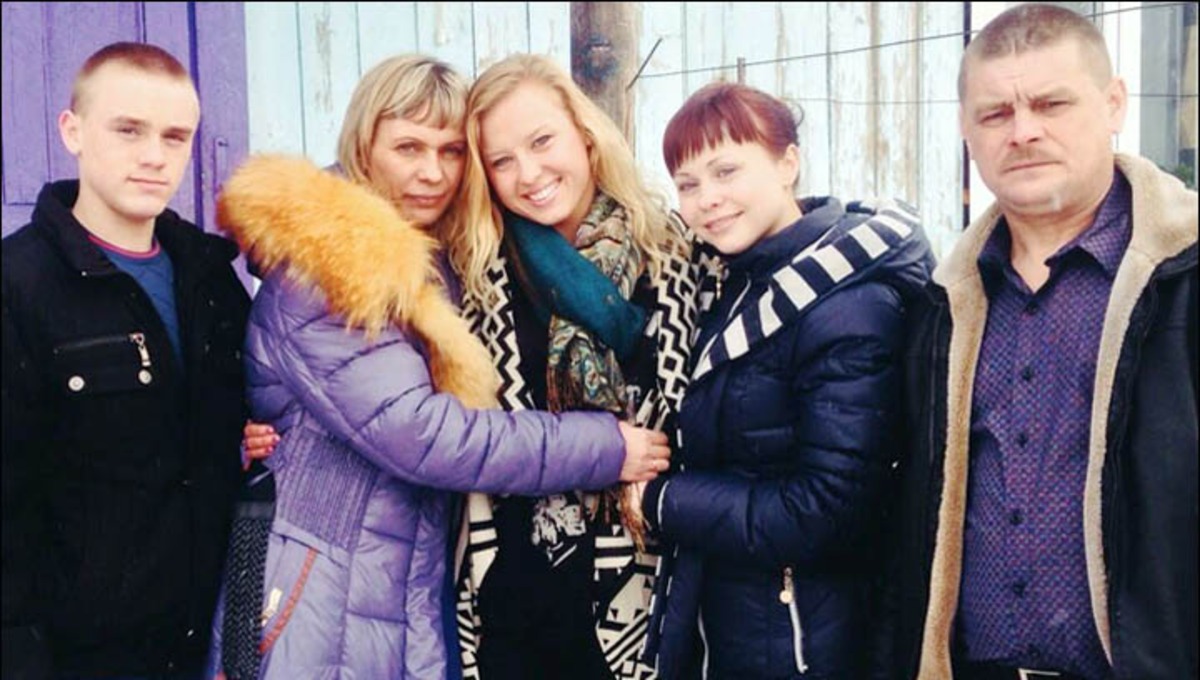 Jessica postte  op Twitter: 'Ontmoet mijn Russische familie. Ik hou meer van ze dan ik kan woorden kan uitdrukken. Mijn hart loopt over.'